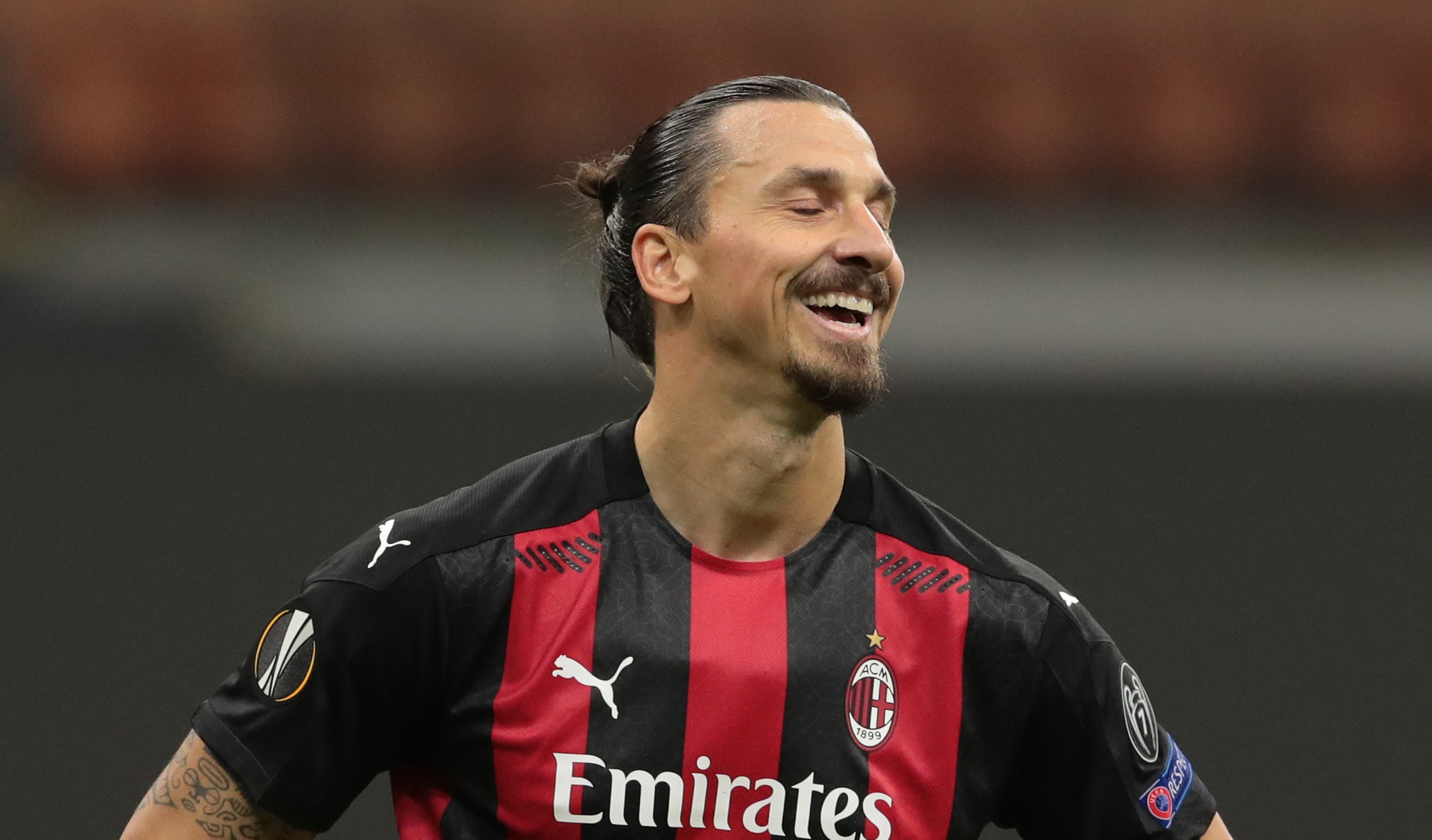 ¡También puede fallar! La reacción de Ibrahimovic al errar penal en triunfo de Milan en Europa League