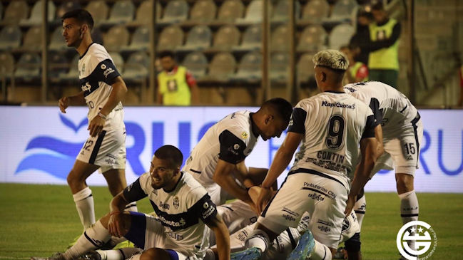 Triunfo de Gimnasia de Maradona sobre Patronato marcó el regreso del fútbol argentino