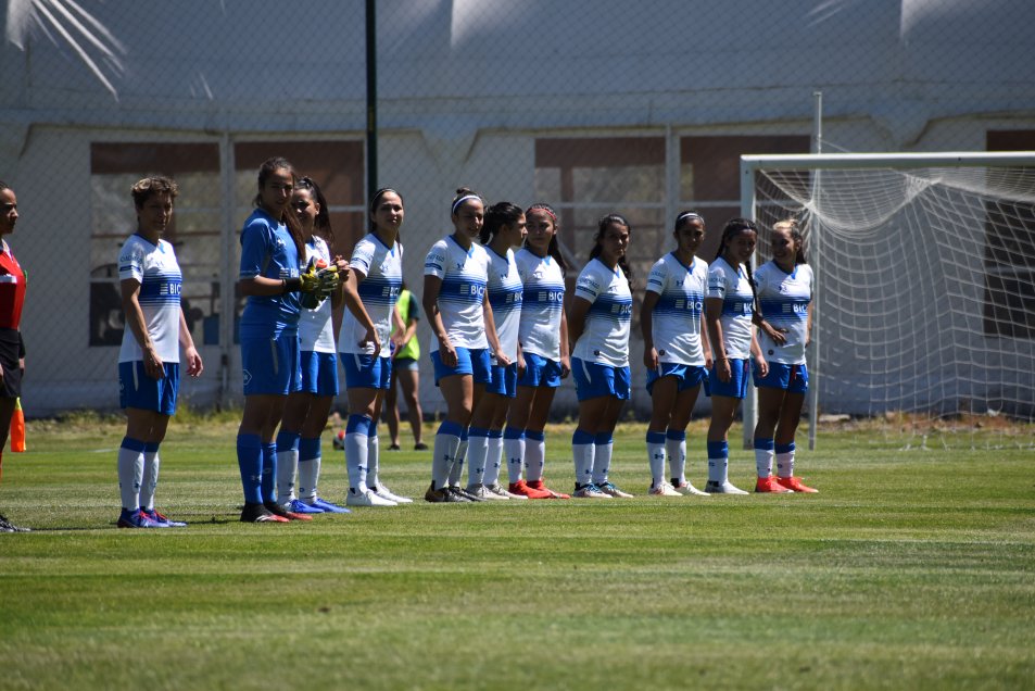 Universidad Católica derrotó a Fernández Vial en el inicio del Campeonato Femenino