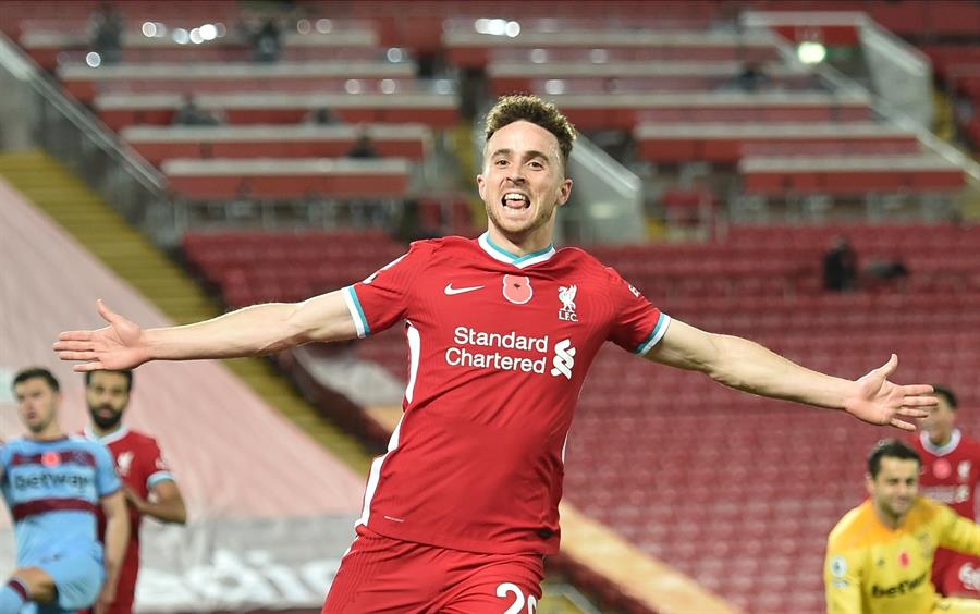 Liverpool sigue en la cima de la Premier tras remontar ante West Ham con goles de Salah y Jota