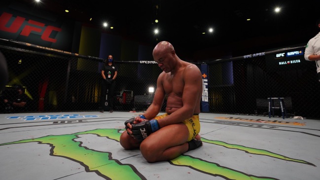 El brasileño Anderson Silva perdió por nocaut ante Uriah Hall y puso en duda su retiro en el UFC