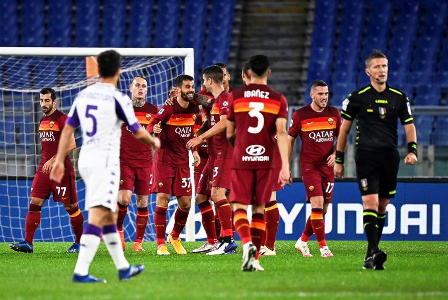 Erick Pulgar vio acción en derrota de Fiorentina ante Roma en la Serie A