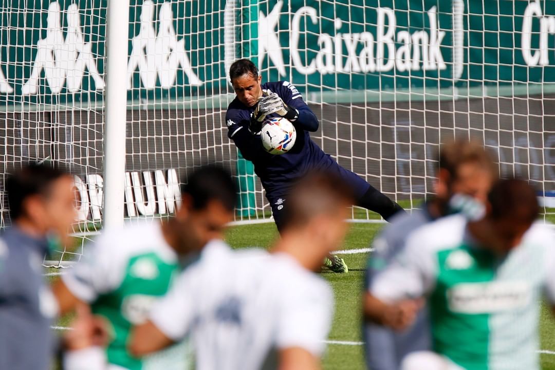 “Se hizo grande en el tramo final”: Prensa hispana elogió a Bravo tras triunfo de Real Betis