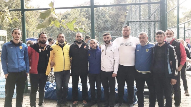 Hinchas de Goztepe se unieron para ayudar a vecinos tras el terremoto en Turquía