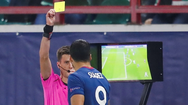 Luis Suárez fue amonestado por espiar el monitor del VAR en la Champions