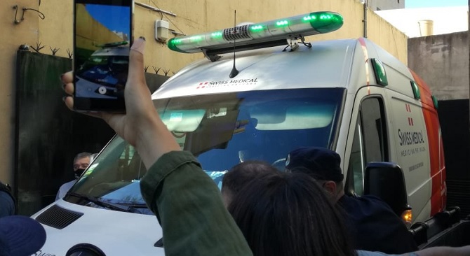 Entre vítores y aplausos: Hinchas alentaron a Diego Maradona previo a su operación