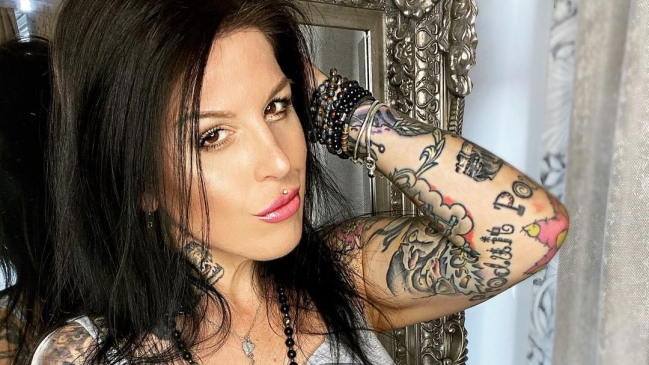 Famosa tatuadora realizó un súper realista escudo del Leeds de Bielsa