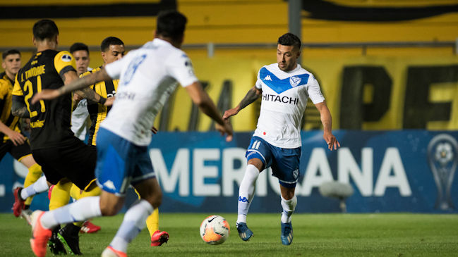 Vélez de Pablo Galdames eliminó a Peñarol y enfrentará a Deportivo Cali en octavos de la Sudamericana