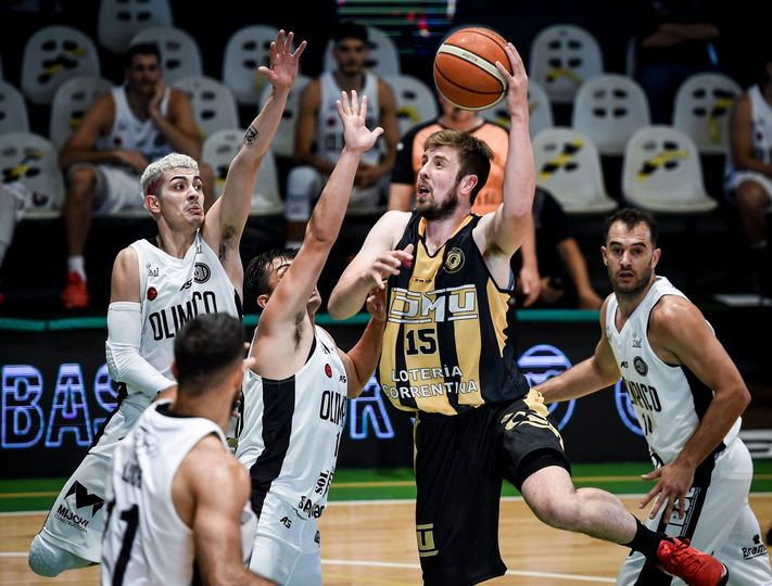 Gerardo Isla se estrenó con derrota en la Liga Nacional de Argentina