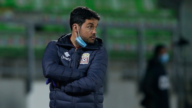 Técnico de Curicó Unido dio positivo por coronavirus en Argentina