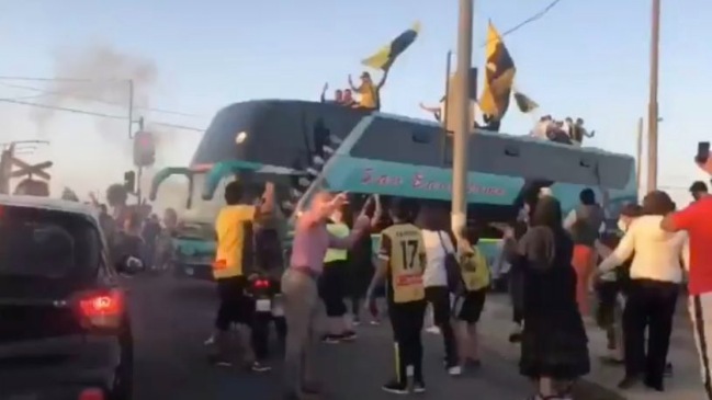 Hinchas de Coquimbo recibieron en multitud a su equipo tras histórico avance en la Sudamericana