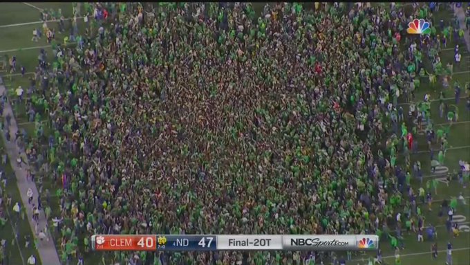 Hinchas del fútbol americano se olvidaron del distanciamiento social e invadieron la cancha