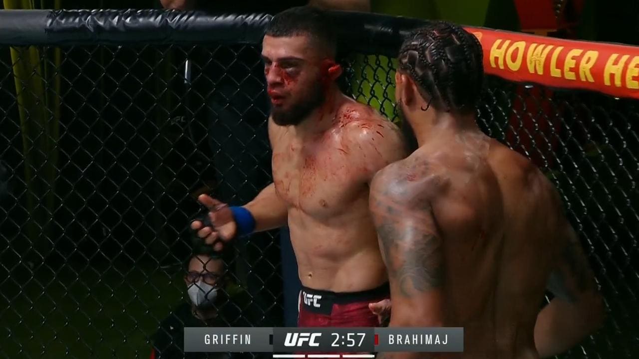 Imágenes sensibles: Ramiz Brahimaj terminó con la oreja desprendida en la UFC