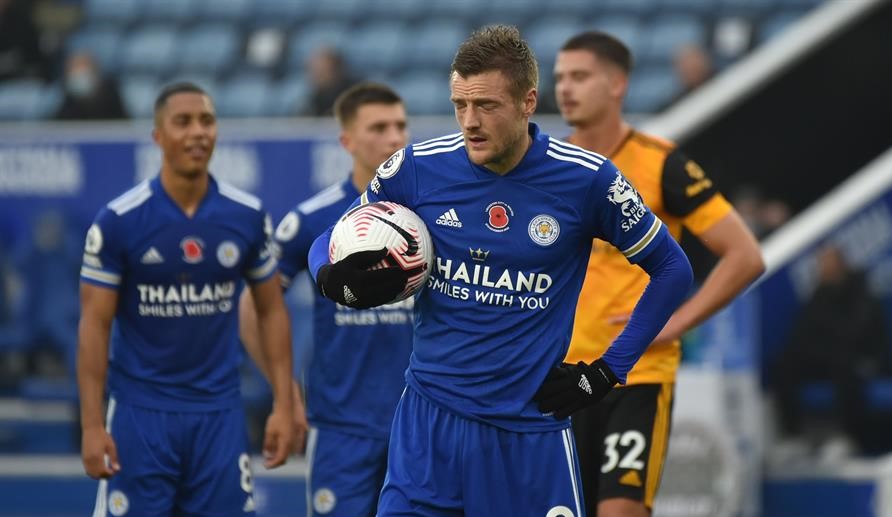 Jamie Vardy le dio el triunfo a Leicester sobre Wolves y llevó a su equipo a la cima de la Premier