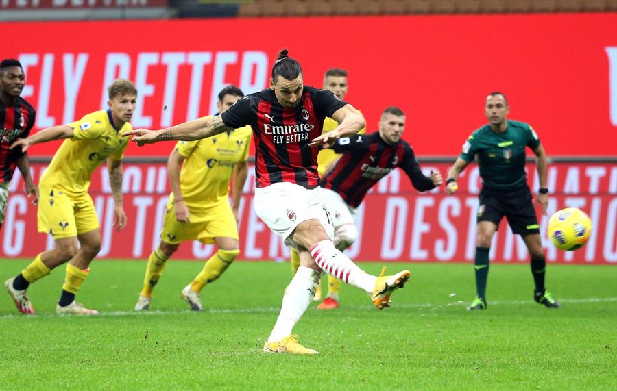 Zlatan Ibrahimovic falló un penal, pero se redimió al final y mantuvo a AC Milan como líder invicto