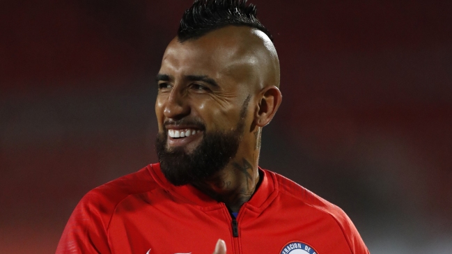 Arturo Vidal llegó a Chile para sumarse a la Roja y Erick Pulgar ya inició su viaje