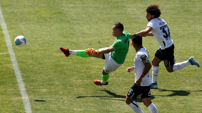 Falcón se llenó de elogios de los hinchas de Colo Colo tras su primer tiempo contra Antofagasta