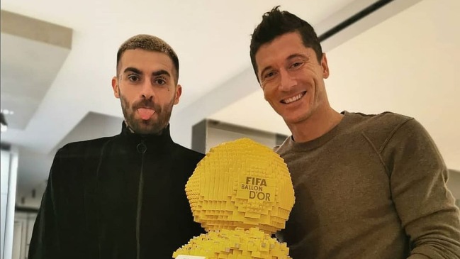 ¿Se lo hubiera ganado este año? Lewandowski recibió un particular Balón de Oro de regalo