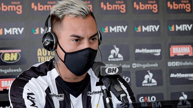 Eduardo Vargas: Es un honor vestir la camiseta de Ronaldinho