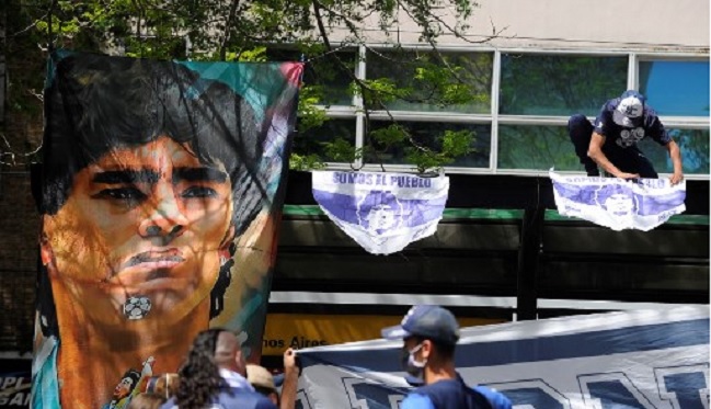“Diego, Diego”: Hinchas acompañaron salida de Maradona de la Clínica Olivos