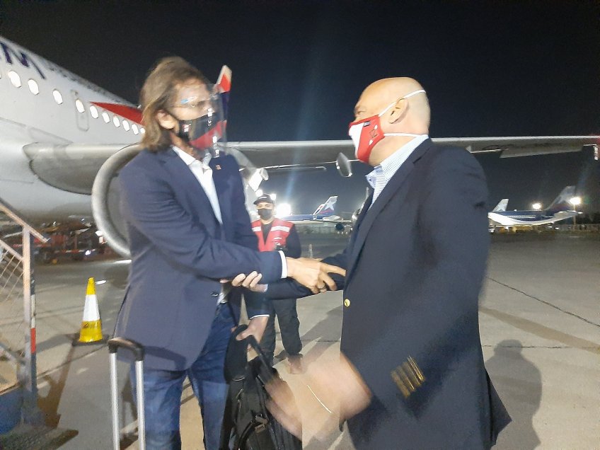 La selección peruana llegó a territorio chileno para el duelo ante la Roja del próximo viernes