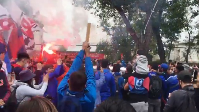 El emotivo último adiós de la fanaticada de Universidad de Chile a Carlos Campos