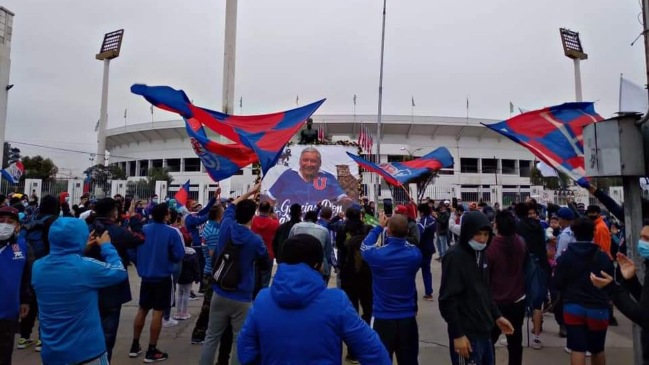 Hinchas de la U llegaron en masa al Estadio Nacional para realizar un “pasillo de honor” a Carlos Campos