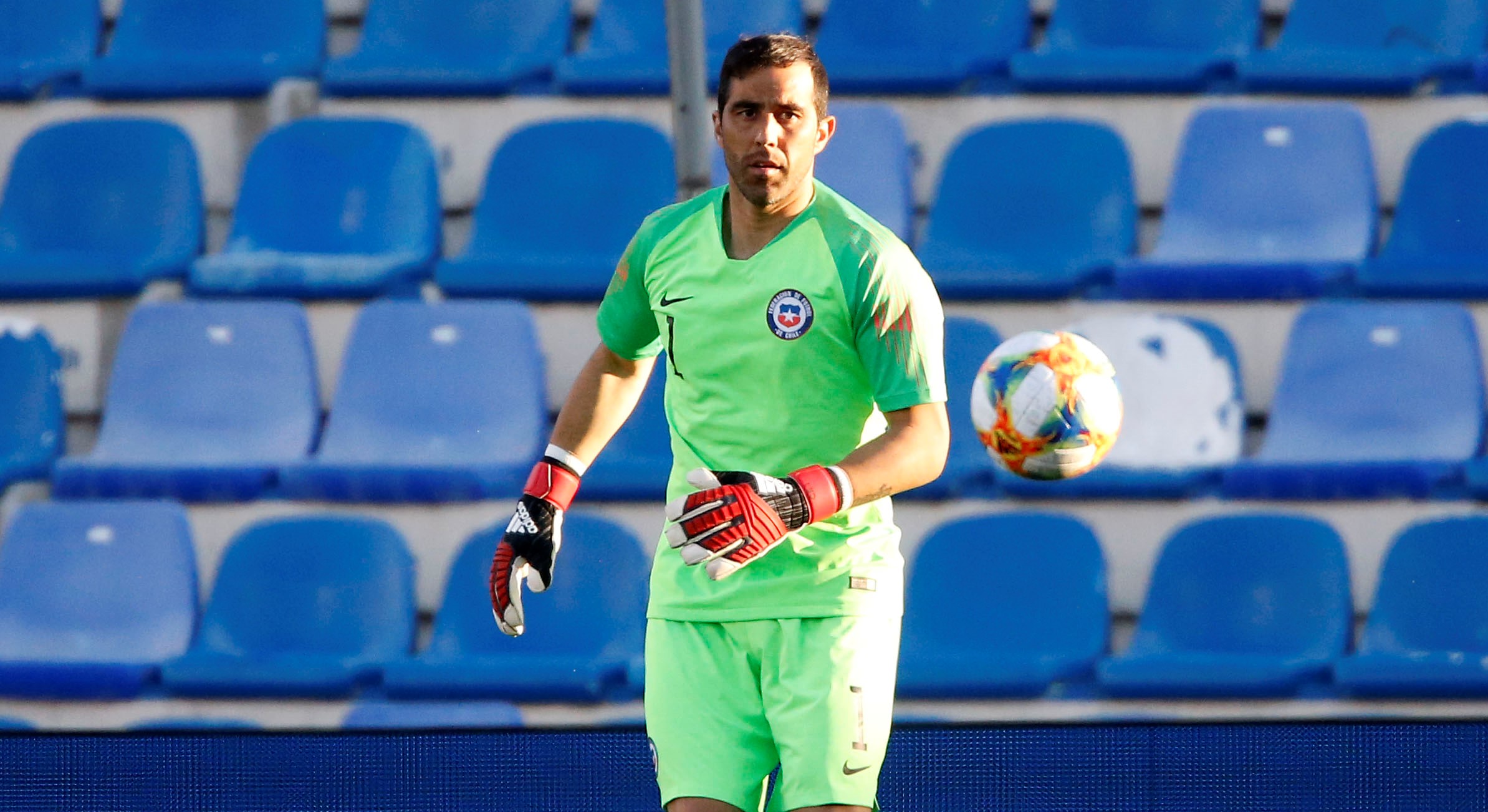 Claudio Bravo hizo historia con la Roja ante Perú con dos importantes marcas