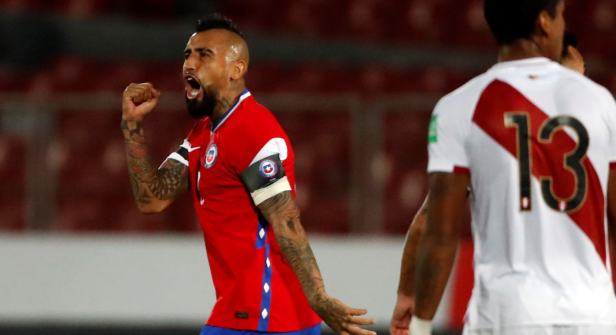 El debate que se tomó redes sociales: ¿El golazo de Vidal a Perú supera al de Salas en Wembley?