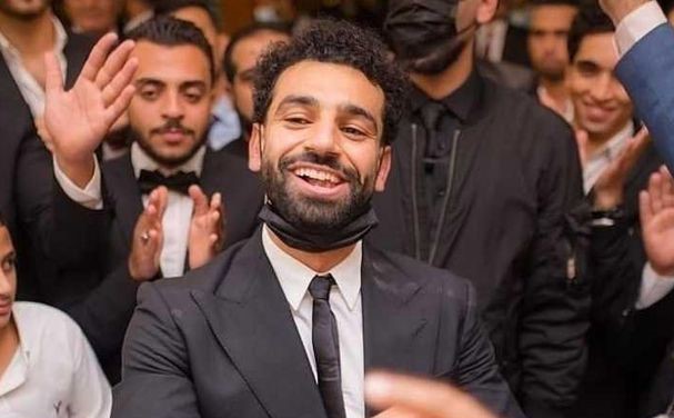 Mohamed Salah fue captado en una boda días antes de dar positivo por Covid-19 y desató la polémica