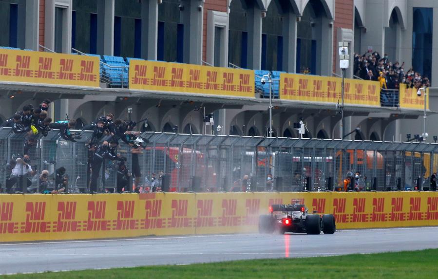 Lewis Hamilton se emocionó hasta las lágrimas tras coronarse por séptima vez en la Fórmula 1