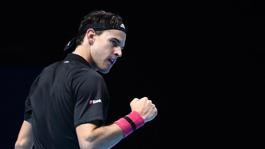 ¡Arrancó con el pie derecho! Dominic Thiem derribó a Tsitsipas en inicio del Masters de Londres