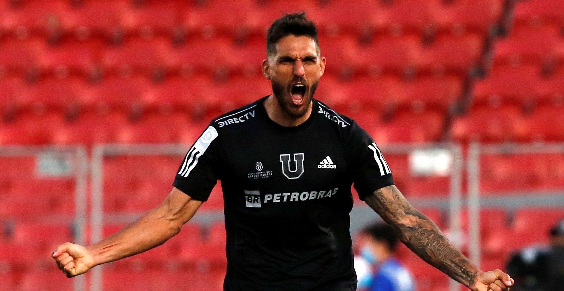 Joaquín Larrivey no perdonó y con un penal marcó el tercero de la U ante Santiago Wanderers