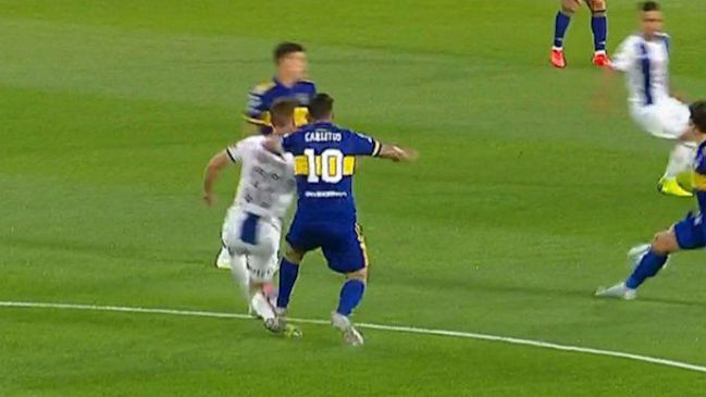El temerario planchazo de Carlos Tévez a los tres segundos del duelo entre Boca Juniors y Talleres