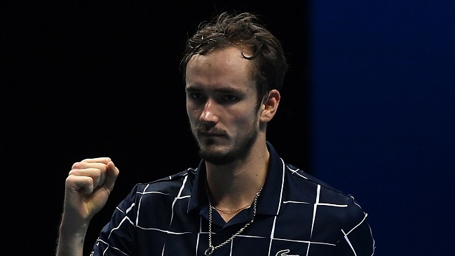 Daniil Medvedev debutó en el Masters de Londres con sólido triunfo sobre Alexander Zverev