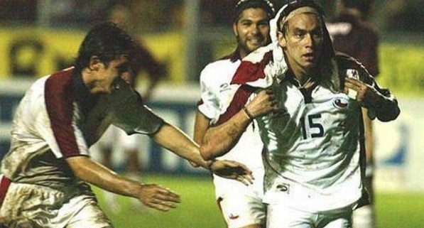 ¡Con el short en la cabeza! El recordado festejo de Pinilla en la victoria de Chile sobre Venezuela en 2004