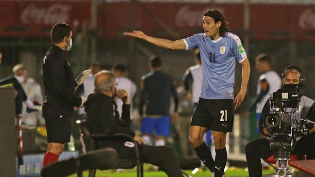 Edinson Cavani se perderá el duelo ante Argentina tras ser expulsado por Roberto Tobar