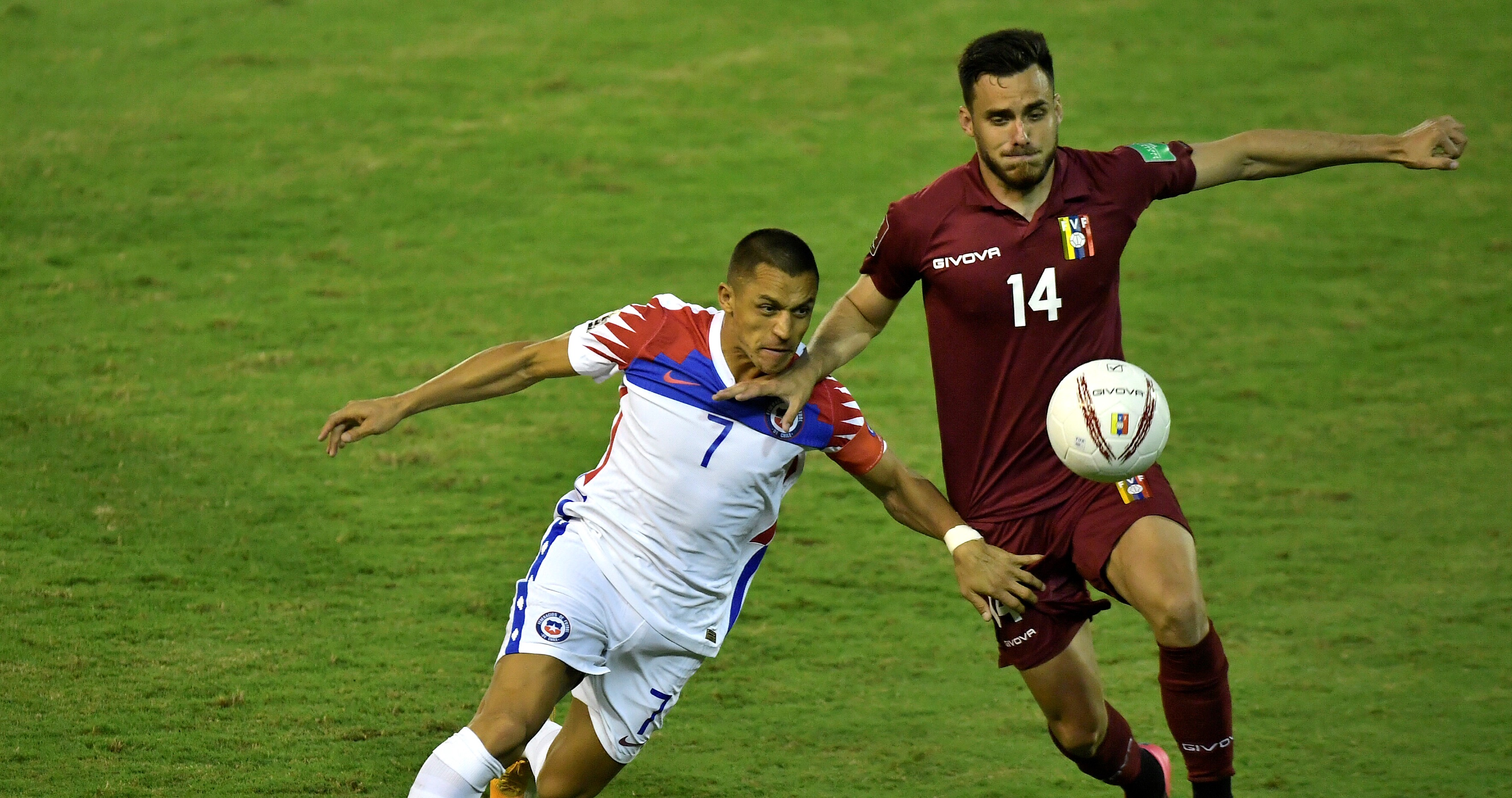 La Roja sucumbió inesperadamente ante la efectividad de Venezuela en Caracas