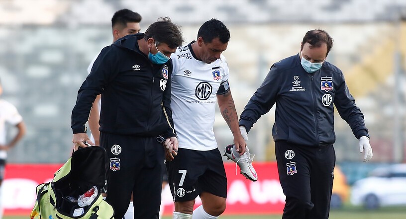 ¡Todo mal en Colo Colo! Esteban Paredes abandonó la cancha lesionado ante Audax Italiano