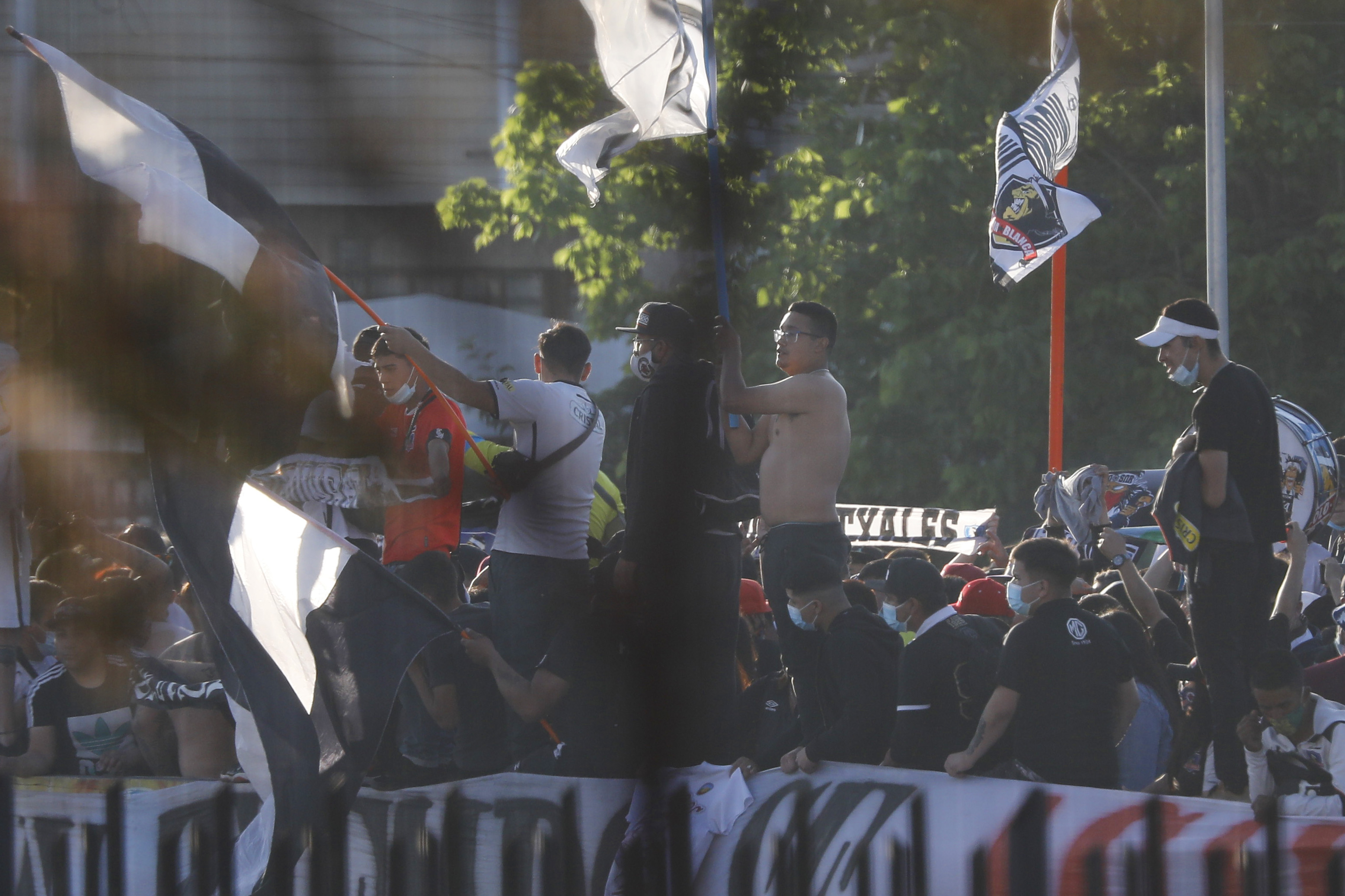 Bombas de ruido y bengalas: Hinchas de Colo Colo se manifestaron afuera del Monumental