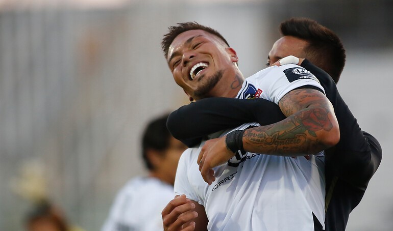 Hinchada de Colo Colo “enloqueció” tras la gran jugada de Javier Parraguez para el gol de Mouche