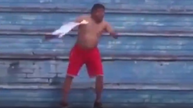 Entrenador se volvió loco con gol del triunfo de su equipo en Brasil y festejó sin polera en la tribuna