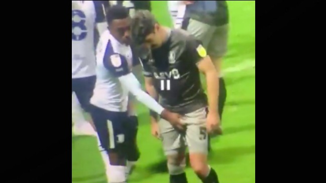 Polémica en Inglaterra por un jugador que marcó a su rival tocándole sus genitales