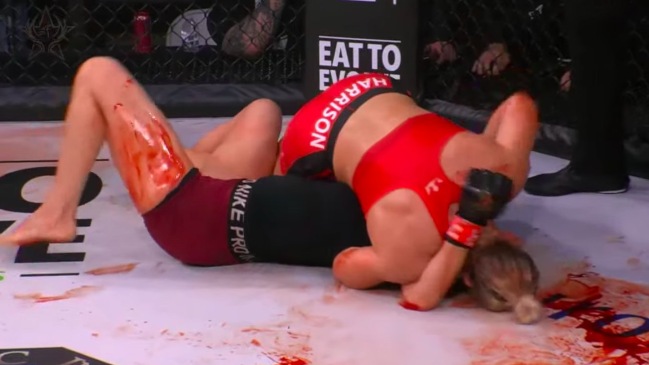 El impactante nocaut técnico en pelea femenina de MMA que dejó el octágono lleno de sangre