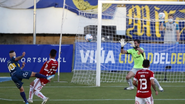 Juan Cuevas aprovechó la débil marca de la U y anotó el empate para Everton