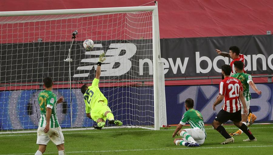 Prensa española calificó de “bochorno” dura caída de Betis y se ensañó con Pellegrini y Bravo
