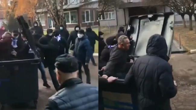 Barristas ucranianos sacaron en un contenedor de basura a director del club