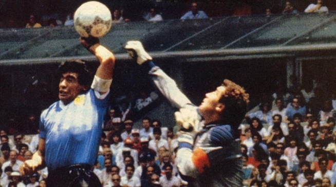 “El Dios Sucio”: La eterna reflexión de Eduardo Galeano por Maradona y su gol “pecador”