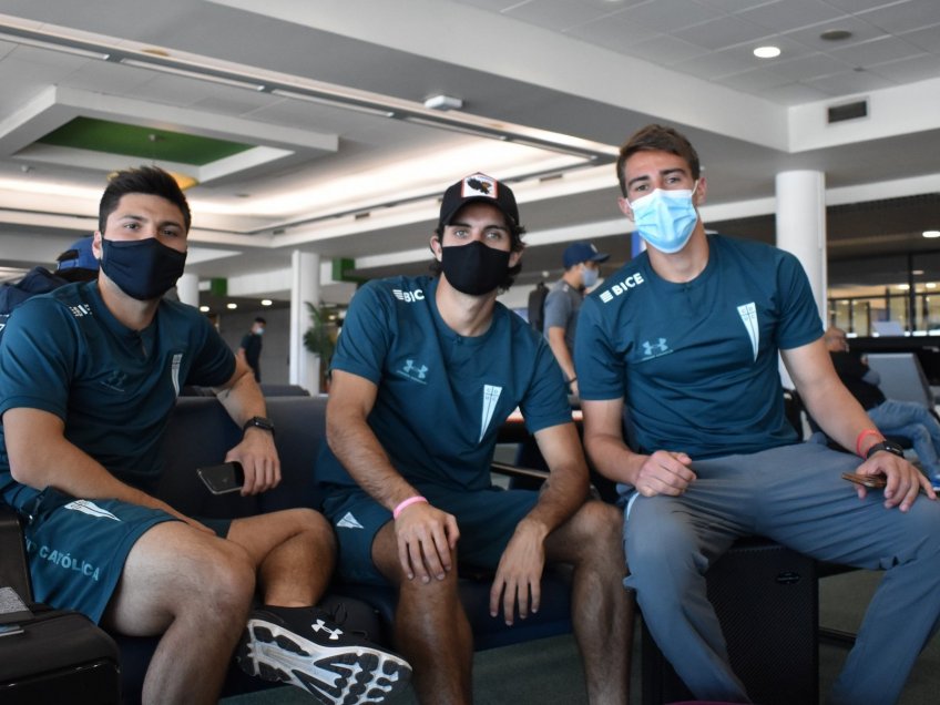 El plantel de Universidad Católica viajó a Uruguay para enfrentar a River en Copa Sudamericana