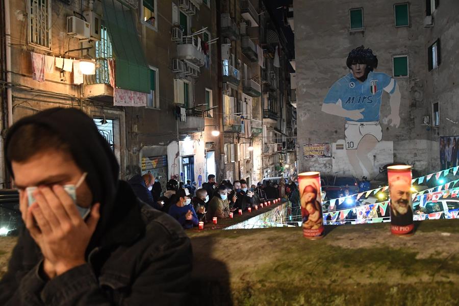 “Napoli está llorando”: Hinchas en Italia se reunieron para rendir tributo a Maradona